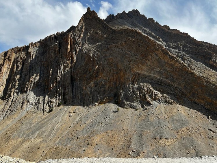 67 Warstwy wycisniete w skalach